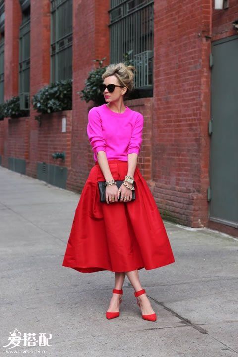 红色迷笛裙+粉色上衣+红色踝带高跟鞋